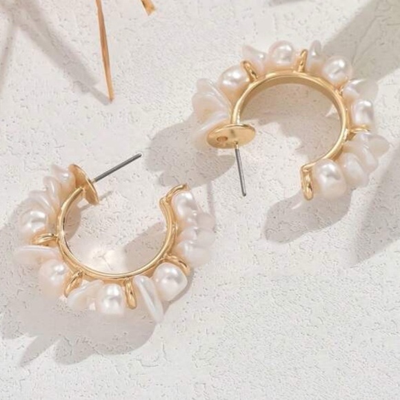 Baroque Pearl Gold Hoop Huggie Earrings New - Picture 5 of 5